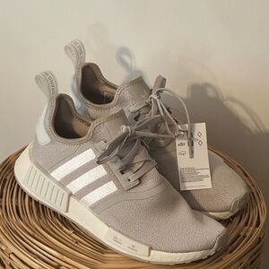 Adidas originals women’s Lace-Up running shoes new with tags neutral size 8